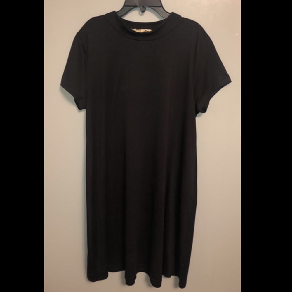 *Solid short sleeve black dress. Cute!*